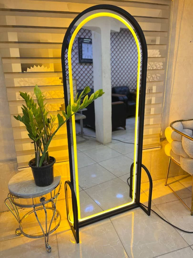 آینه قدی پایه دار چراغدار